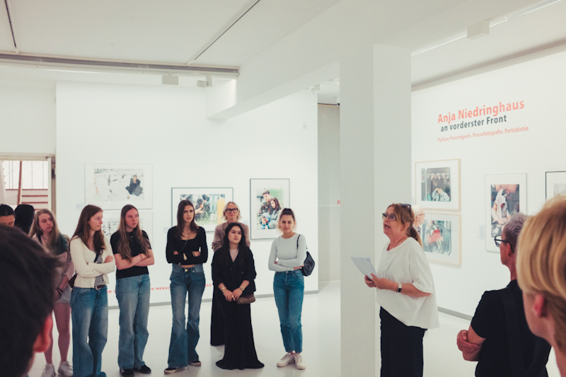 Schülergruppe bei einer Führung durch die Ausstellung „Anja Niedringhaus – An vorderster Front“ in Oberhausen