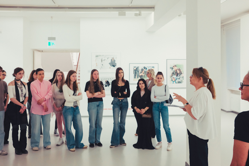 Schülerinnen und Schüler folgen einer Führung zu Fotografien von Anja Niedringhaus in der Ludwiggalerie