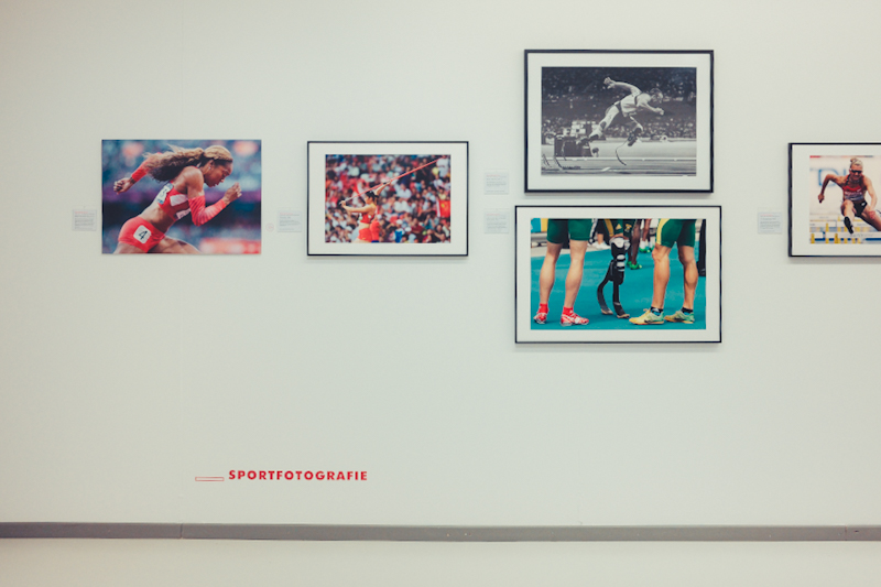 Präsentation von Sportfotografien in der Ausstellung mit mehreren gerahmten Bildern