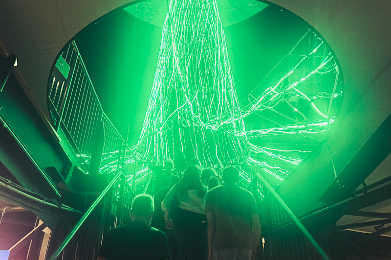 Besuchergruppe geht eine Treppe hinauf zur Lichtinstallation im Gasometer Oberhausen