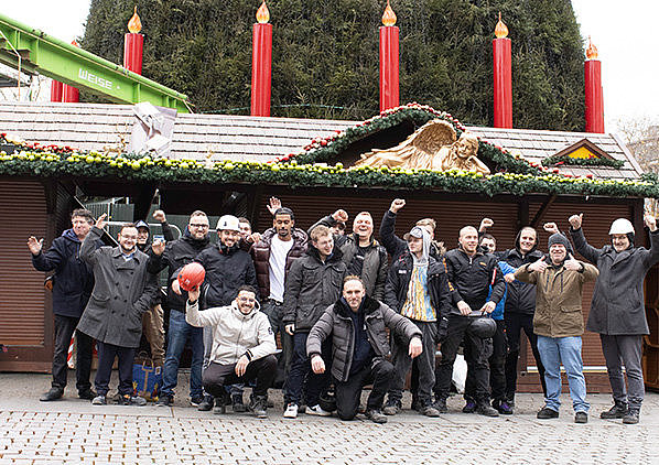 Gruppenbild vor dem Weihnachtsbaum