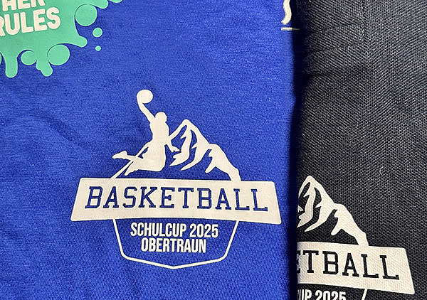 Weißes Logo auf blauem und schwarzem Textil