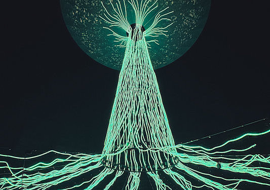 Lichtinstallation „Der Baum“ im Gasometer mit liegenden und stehenden Besucherinnen und Besuchern