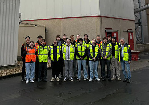 Gruppenbild vor dem Werk der Brauerei Früh