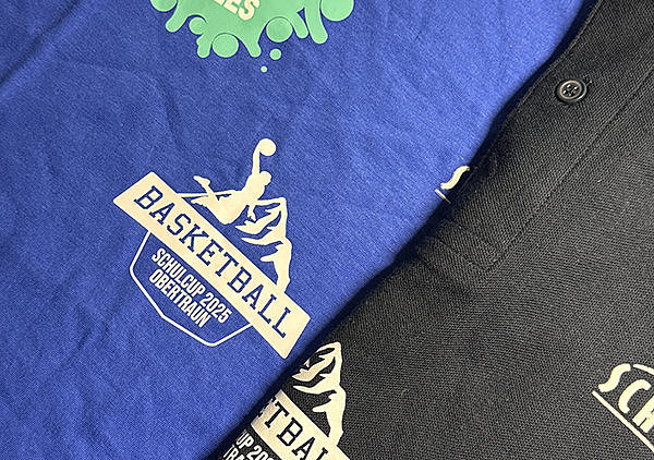 Weißes Logo auf blauem und schwarzem Shirt