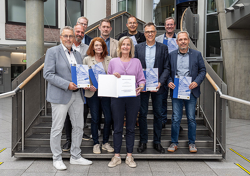 Freuen sich auf die Fortführung der Zusammenarbeit im RBZB-Dortmund: die acht Schulleitungen der städtischen Berufskollegs und der Schulträger Stadt Dortmund (hintere Reihe von links: Martin Depenbrock (Fachbereich Schule), Markus Vorspohl (Schulleiter des FHBK), Friedrich Kuß (Schulleiter des PEBK), mittlere Reihe von links: Rolf Janßen (Schulleiter des RSBK), René Lottermoser (Schulleiter des LHBK), Markus Herber (Schulleiter des RBBK), Dr. Uwe Wiemann (Schulleiter des KSBK), vordere Reihe von links: Klaus Krutmann (Schulleiter des GvRBK), Andrea Schendekehl (Schulleiterin des KKBK) und Monika Nienaber-Willaredt, Dezernentin für Schule, Jugend und Familie der Stadt Dortmund