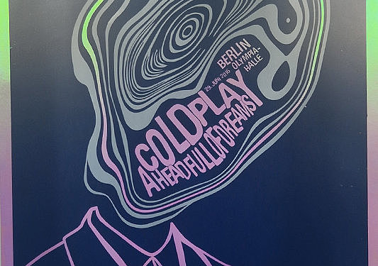 Plakatdesign einer verfremdeten Person im Anzug mit Hologramm-Effekt (für ein Coldplay-Konzert)