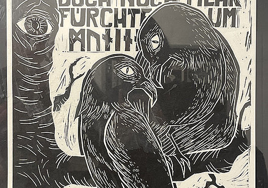 Plakat einer Kaltradierung von Krähen und Ästen