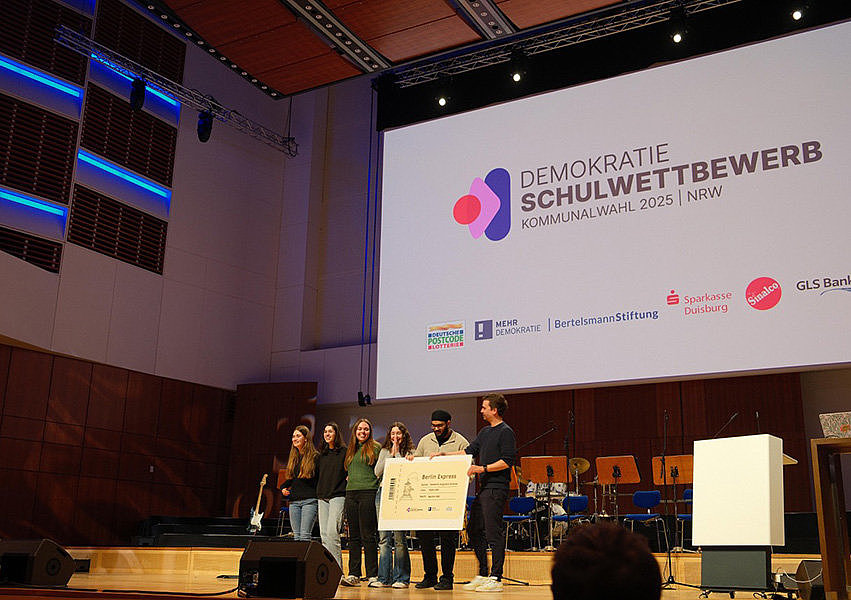 Gruppenbild bei der Siegerehrung in der Mercatorhalle