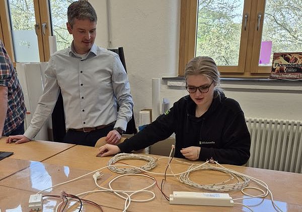 Praktische Umsetzung am Arbeitstisch durch eine Schülerin unter Aufsicht von Herrn Hansen