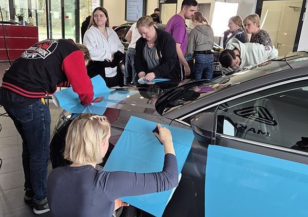 Folien werden auf einen PKW geklebt