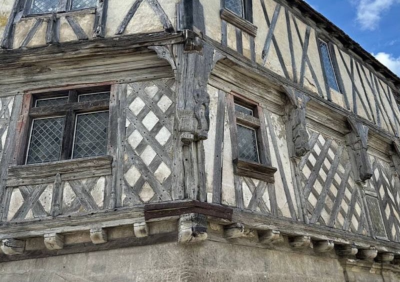 Französische Fachwerkkunst an einer Fassade