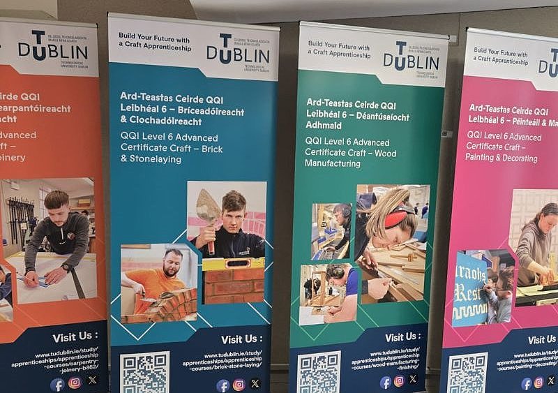 Es sind vier Werbebanner (Roll-ups) mit dem Angebot der TU Dublin für Holz, Farbe und Malerei im Bereich Apprenticeship abgebildet