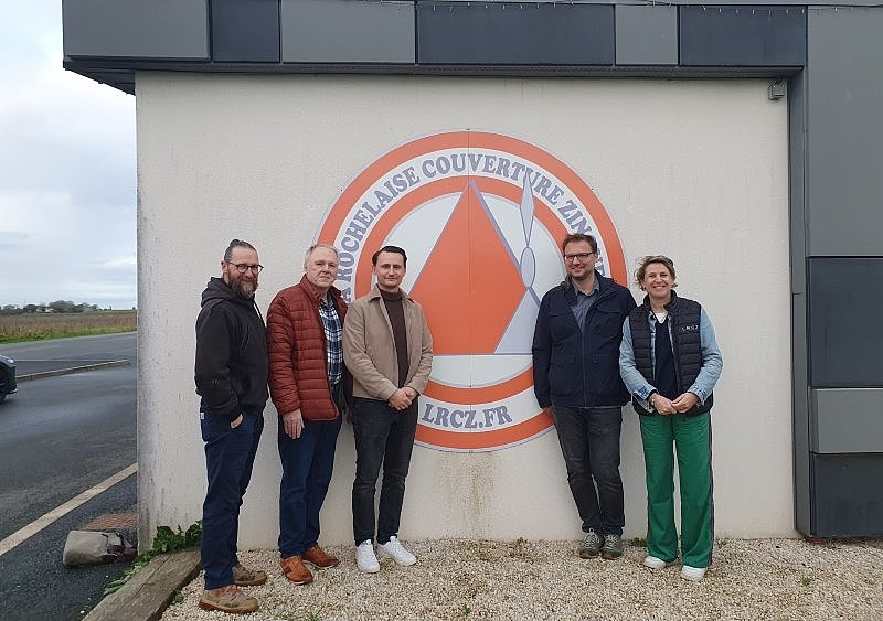 5 Personen vor dem Logo des Praktikumsbetriebes