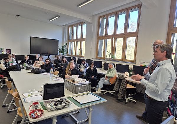 Aufmerksame Schülerinnen und Schüler bei der Vorstellung