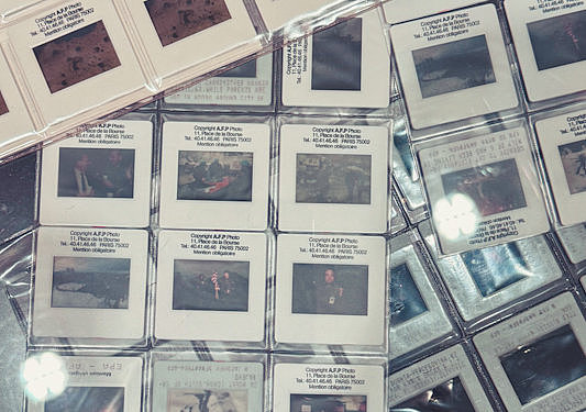 Sammlung von Dias mit Pressefotografien in transparenten Kunststoffhüllen