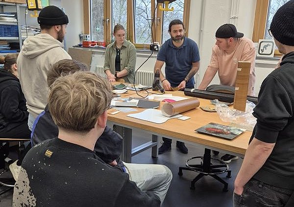 praktische Verklebearbeiten mit unterschiedlichen Dekorfolien