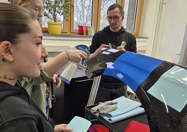praktische Verklebeübung von TPU Folie und PPF Folie auf einem Kotflügel