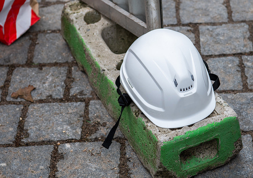 Detailaufnahme: Schutzhelm auf Betonfuß