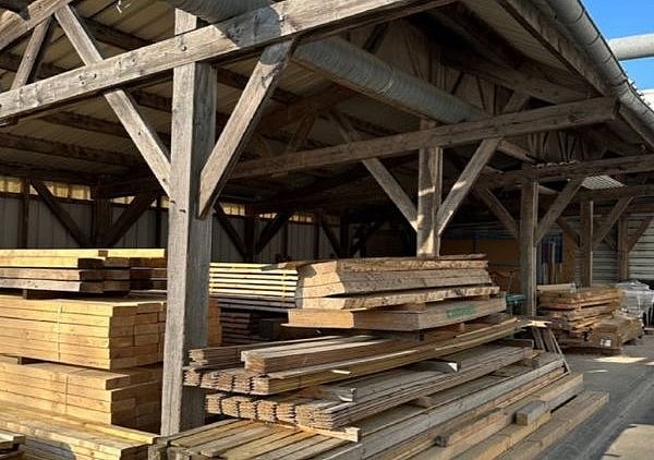Holzlager unter blauem Himmel