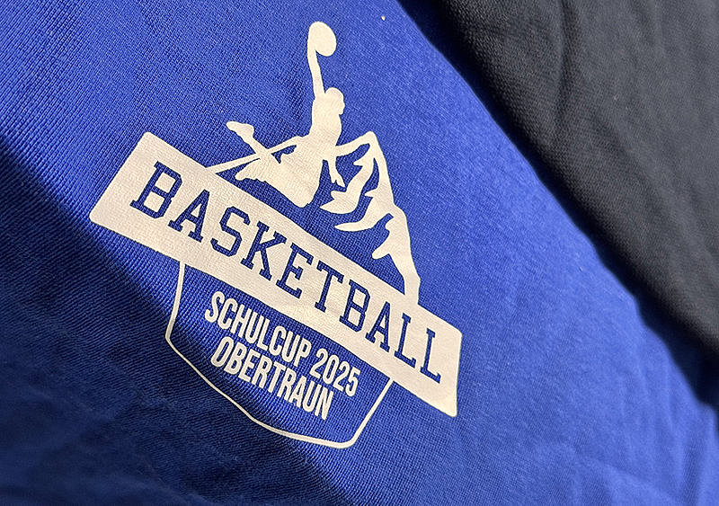 Gedrucktes Logo auf blauem Jersey