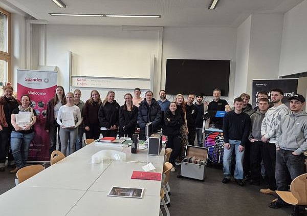 Gruppenfoto mit allen Aktiven und Referenten im Klassenraum