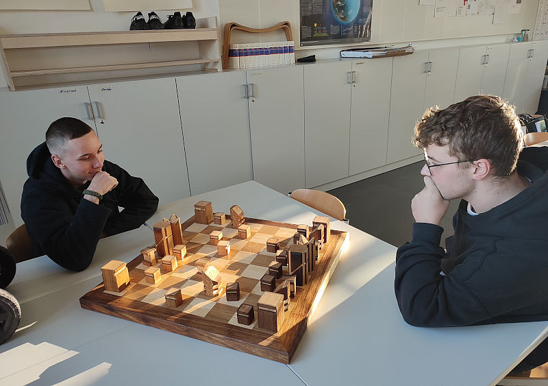 2 Schüler spielen eine Partie Schach.