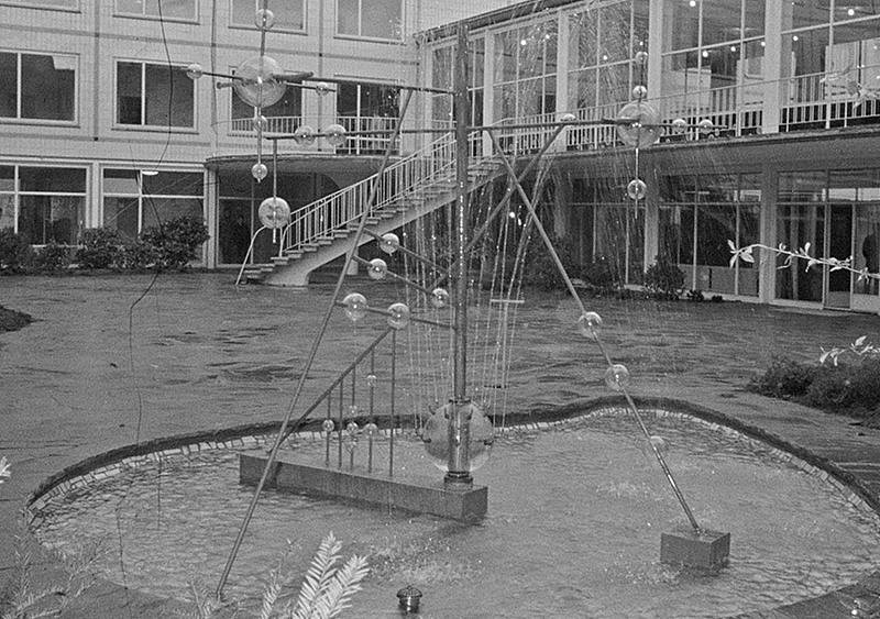 Ansicht des Innenhofes mit Wasserspiel im Stil des 50er