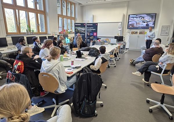 Blick von hinten im Klassenzimmer auf die Vortragenden Herr Hansen und Herr Stanies