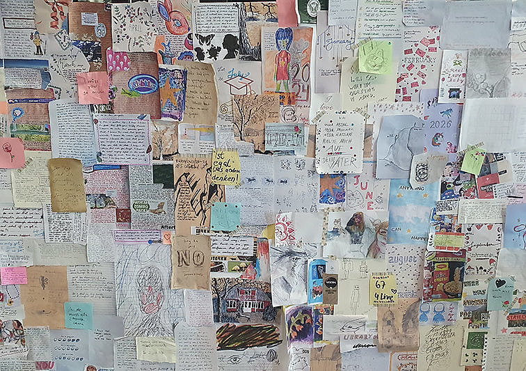 Pinwand mit vielfältigen Zetteln