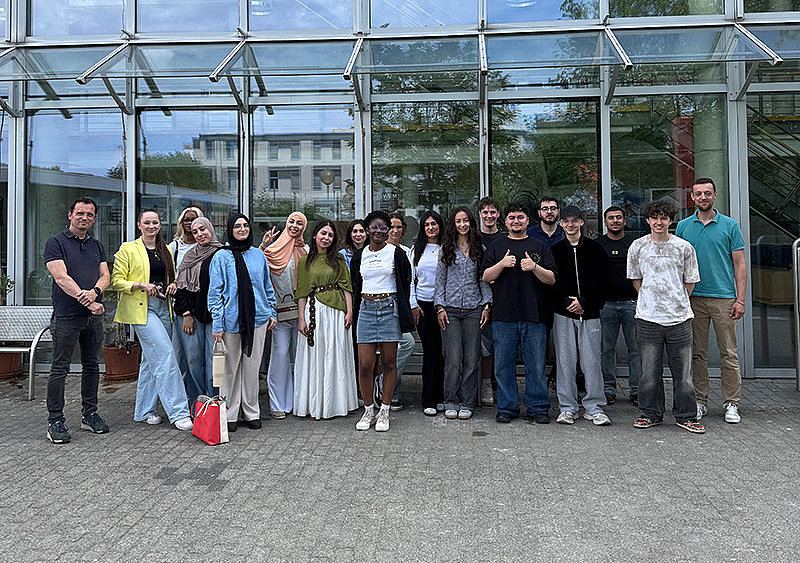 Gruppenbild vor der FH Dortmund