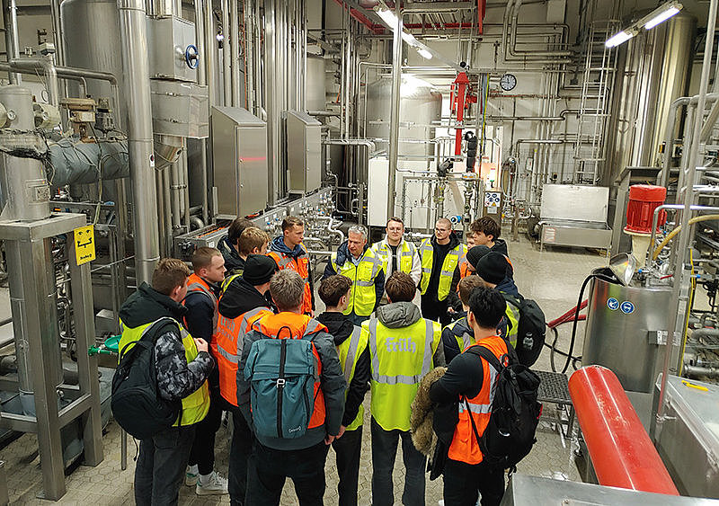 Schülergruppe bei der Betriebsbesichtigung im Sudhaus