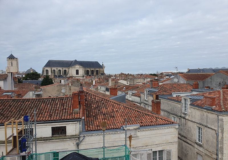 Blick von einem Baustellendach über die Dächer von La Rochelle.
